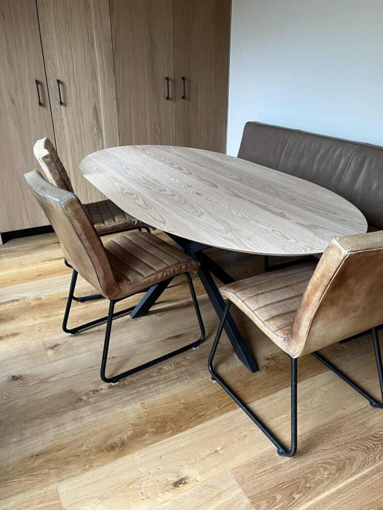 Ovale houten eettafel op maat als onderdeel van biobased keuken in Leeuwarden
