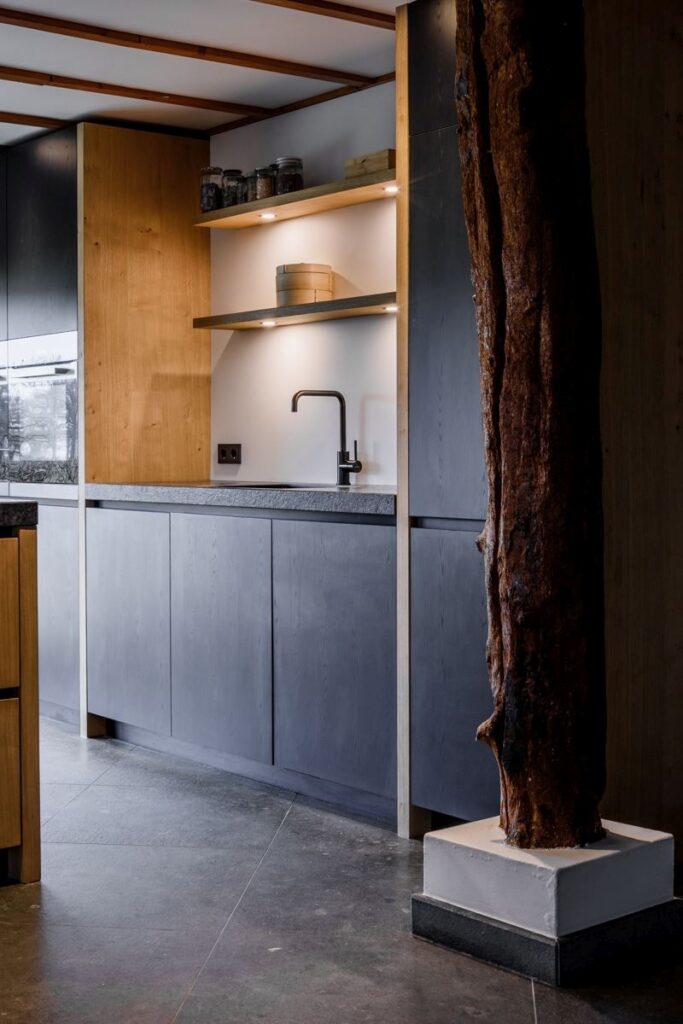 Detail van keuken met sfeervolle verlichting en biobased ontwerp