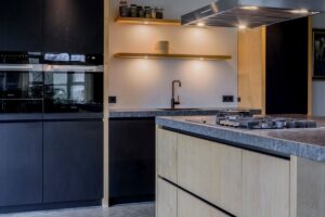 Zwarte en houten fronten in biobased maatwerk keuken Groningen