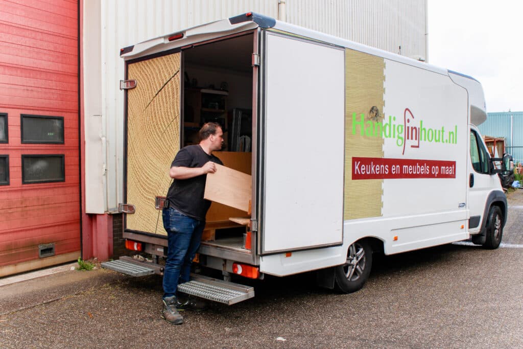 Levering houten meubels Friesland
