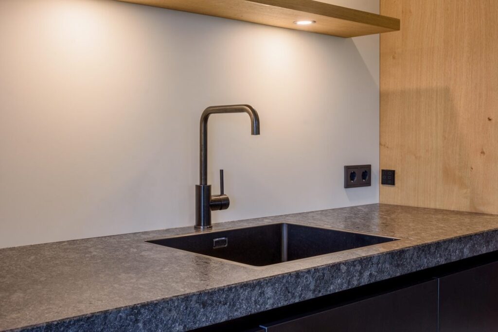 Maatwerk keuken in Groningen met biobased aanrechtblad en zwarte kraan