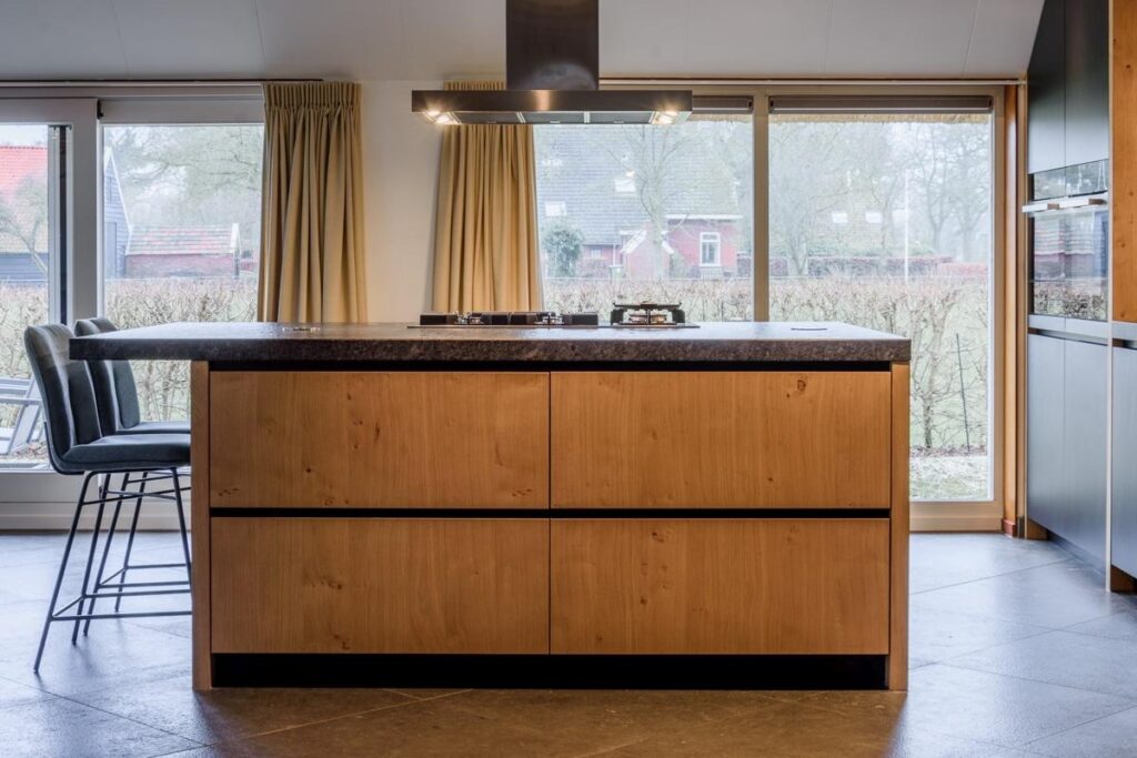 Biobased maatwerk keuken in Groningen met stijlvol kookeiland