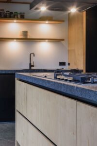 Duurzame keuken in Groningen met kookplaat en natuurstenen aanrecht