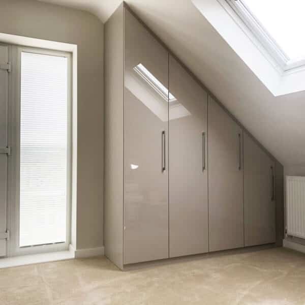 Inbouwkast met schuine wand