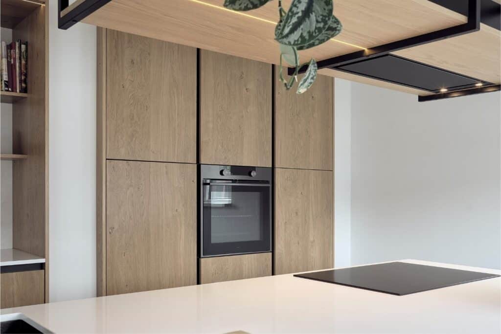 Strakke inbouwkasten in een op maat gemaakte keuken in Oudemirdum