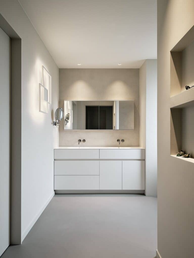 Maatwerk badkamermeubel met dubbele wastafel, strakke belijning en spiegelkast in woning in De Friese Meren.