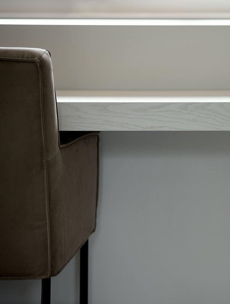 Detail van een biobased keukeneiland met witte houtnerfstructuur