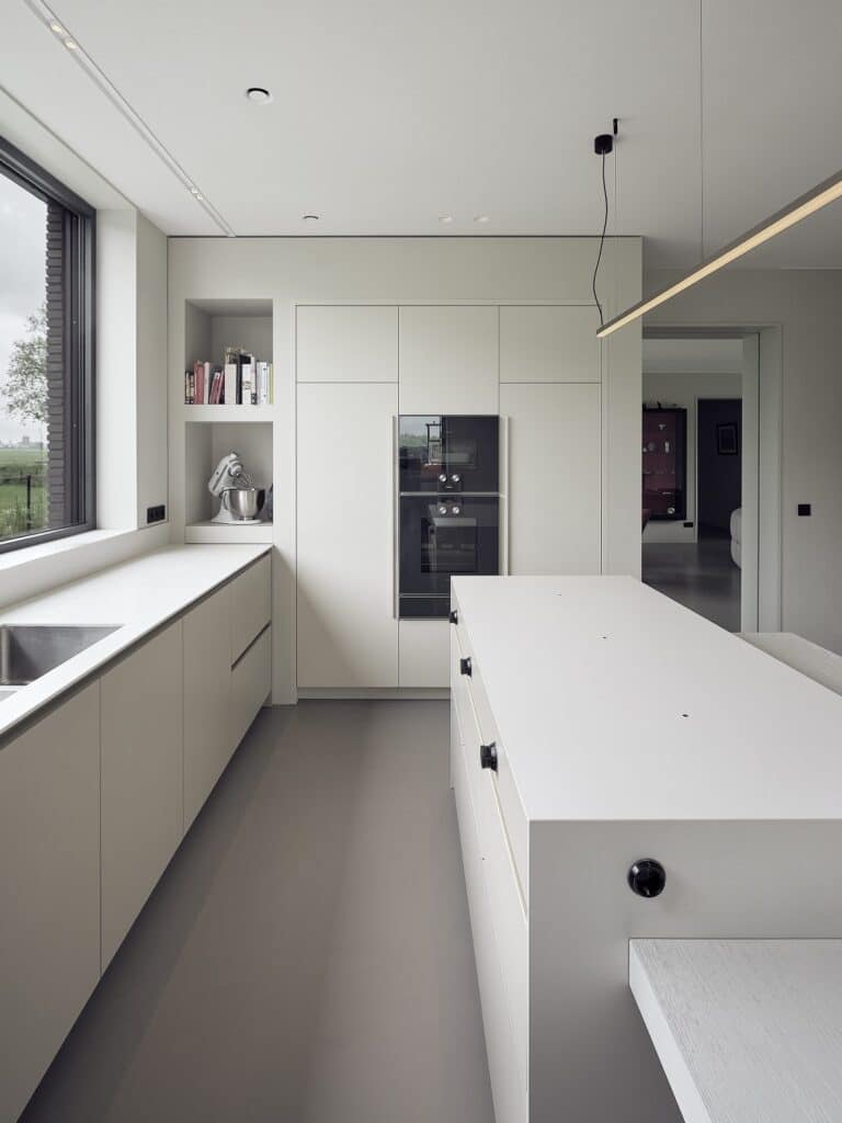 obased keuken met wit keukeneiland en geïntegreerde apparatenwand