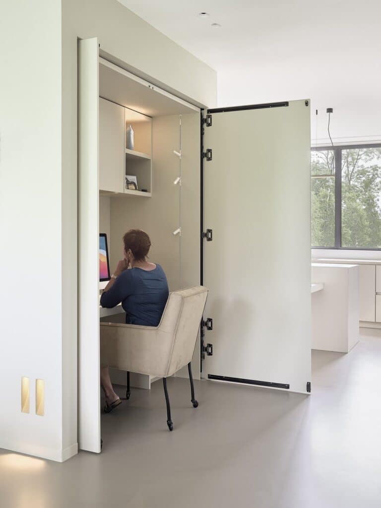 Computerkast op maat met openslaande deuren