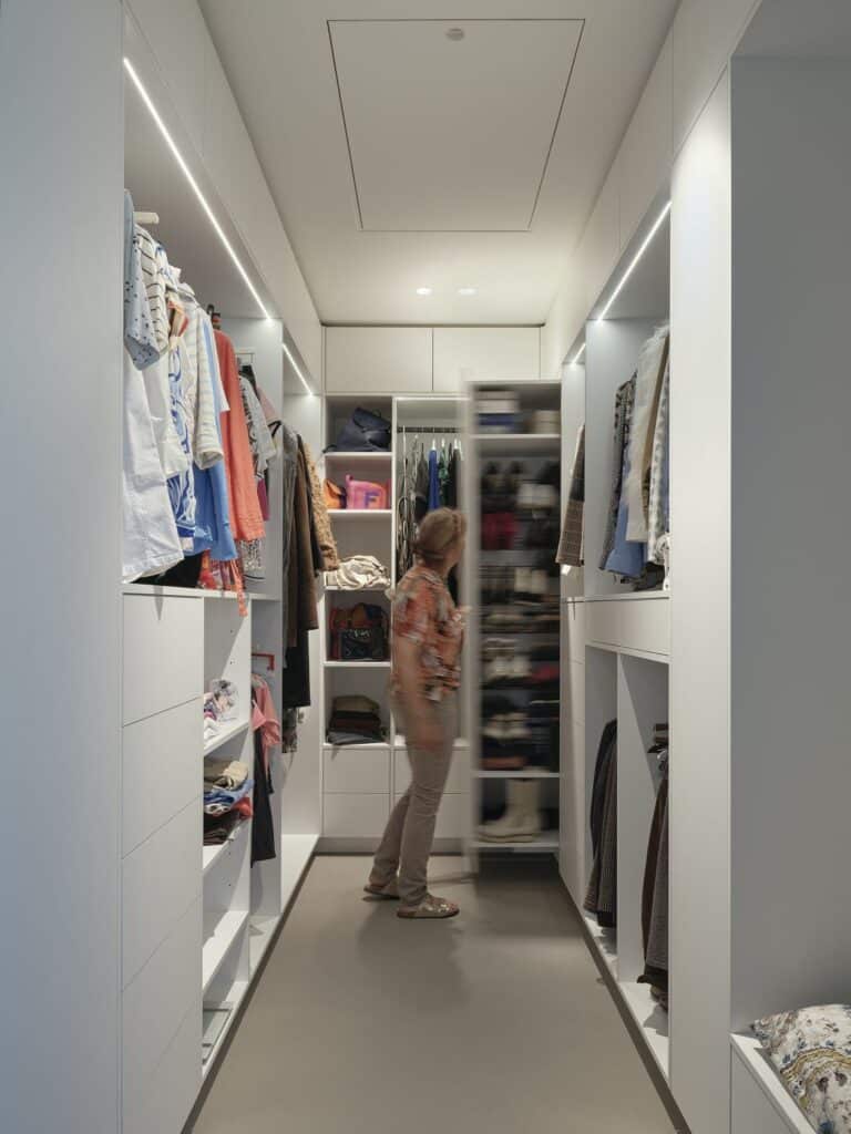 aatwerk inloopkast met geïntegreerde verlichting in woning in Friesland