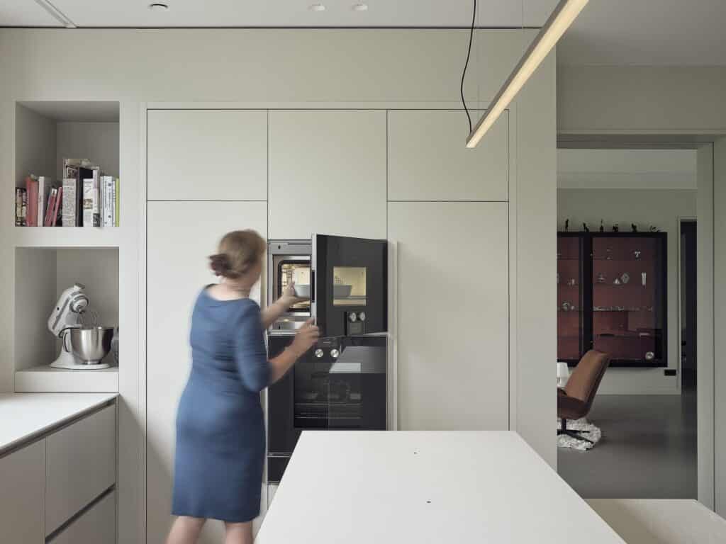 Op maat gemaakte keuken in Gemeente De Friese Meren met ingebouwde koffiemachine en naadloze kastenwand.