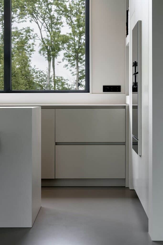 Detail van greeploze keukenlade in maatwerk keukenproject in De Friese Meren.