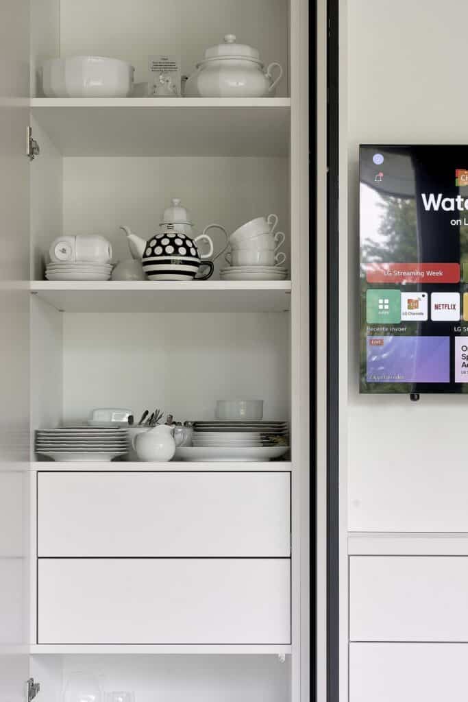 Ingebouwde maatwerk kast met servies in interieurproject Gemeente De Friese Meren