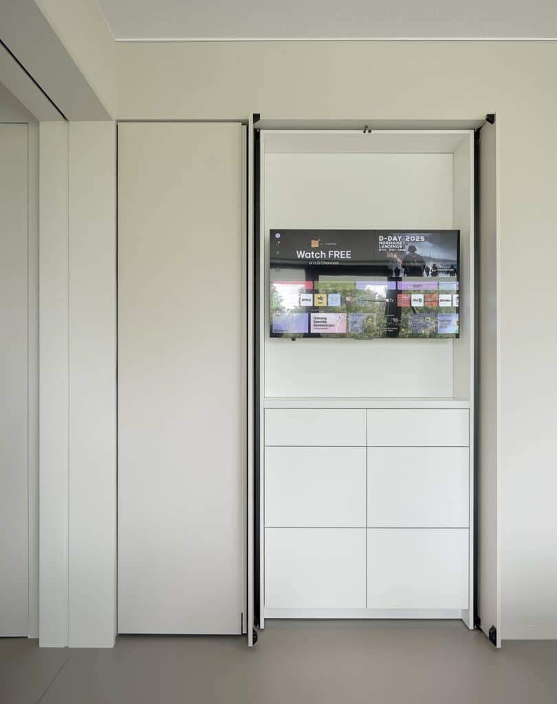 Inbouwkast met weggewerkte televisie