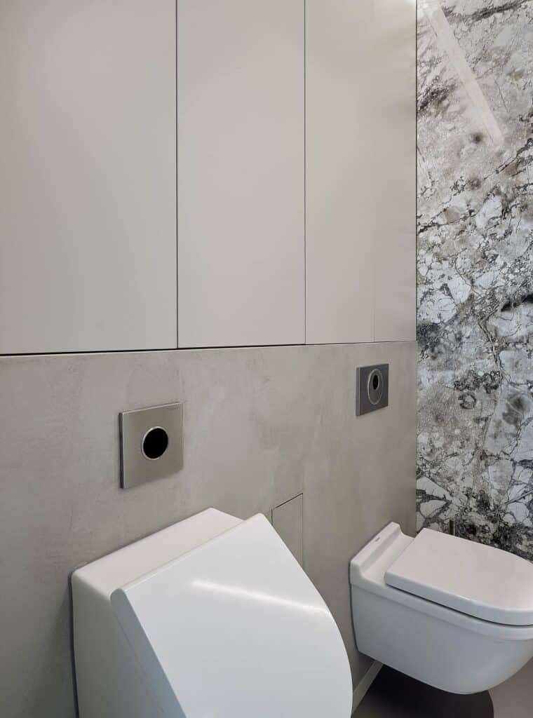 oilet met marmeren achterwand en strakke inbouwkasten in woning in De Friese Meren