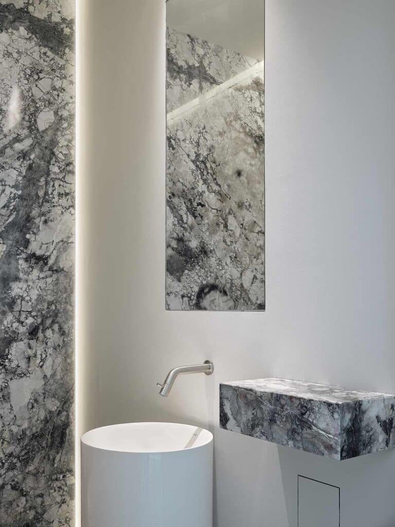 rijstaande wastafel met marmeren blad en spiegel in toiletruimte gemeente De Friese Meren.