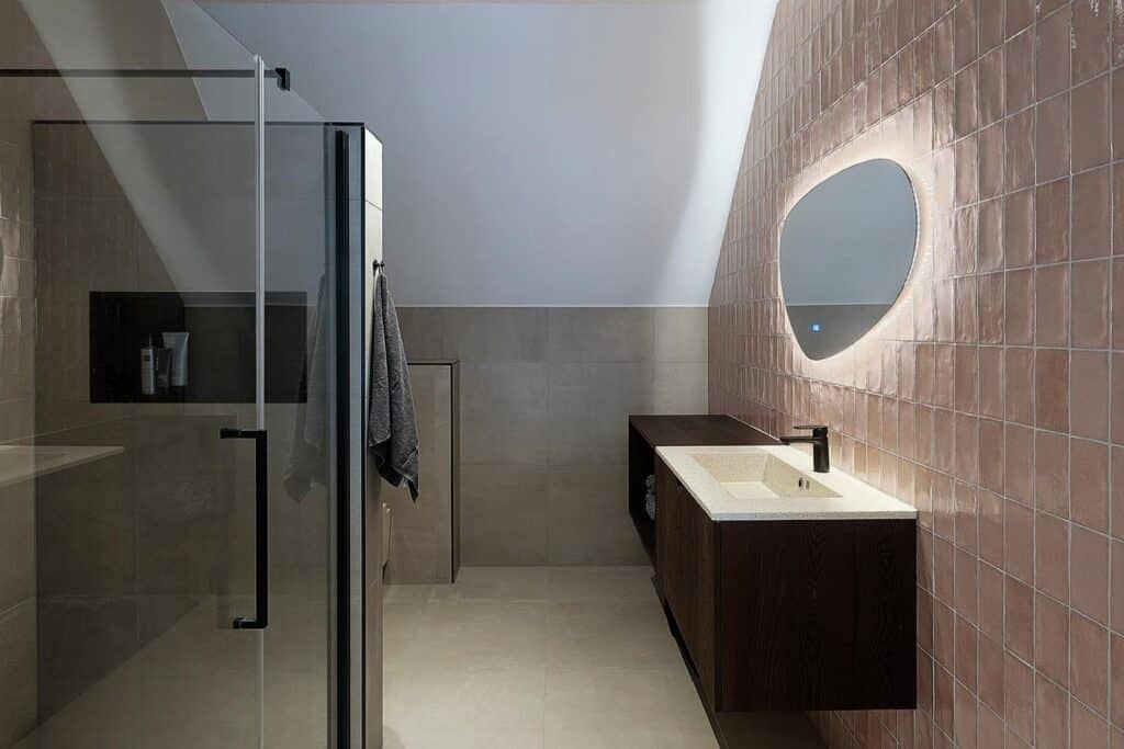 Moderne badkamer met biobased wastafel van Woodio in Nieuwehorne.