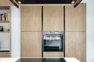 Inbouw Gaggenau oven in moderne houten keuken.