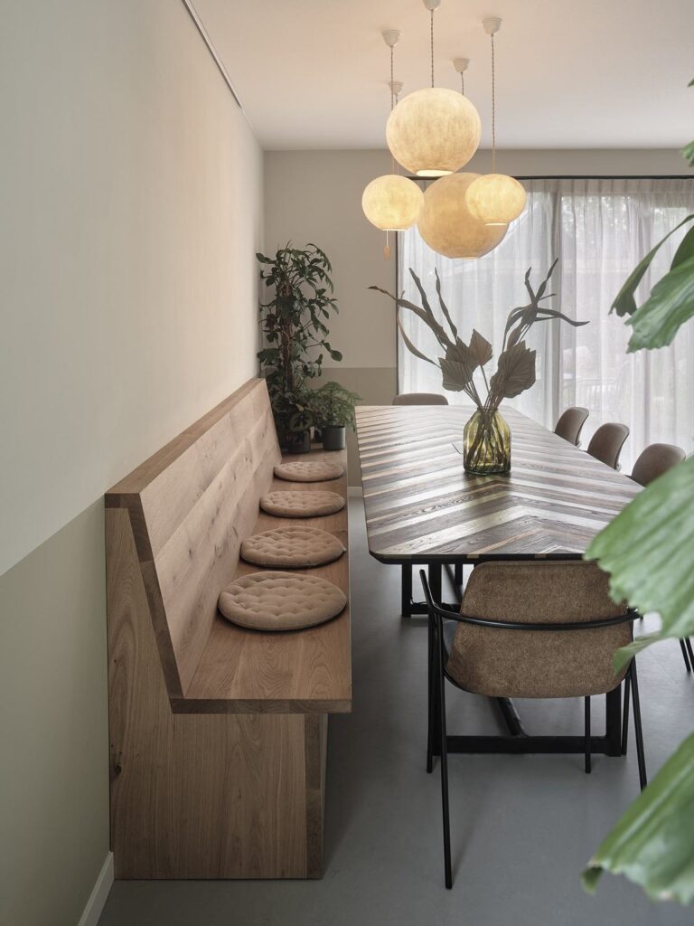 Interieurfoto met biobased eettafel van Handig in Hout, project Nieuwehorne