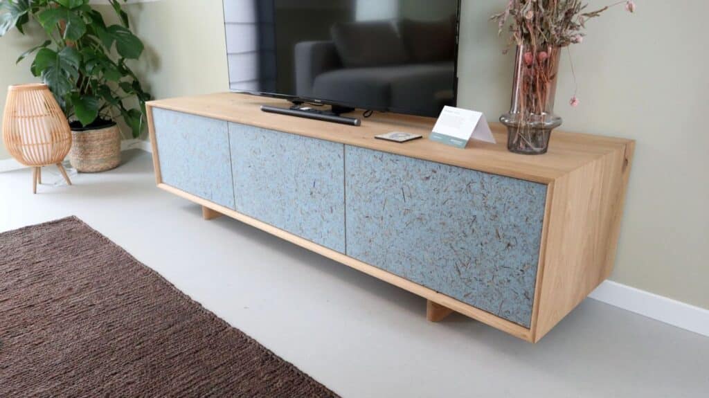 Duurzaam houten tv-meubel met biobased panelen en natuurlijke afwerking in een moderne woonkamer in Nieuwehorne.