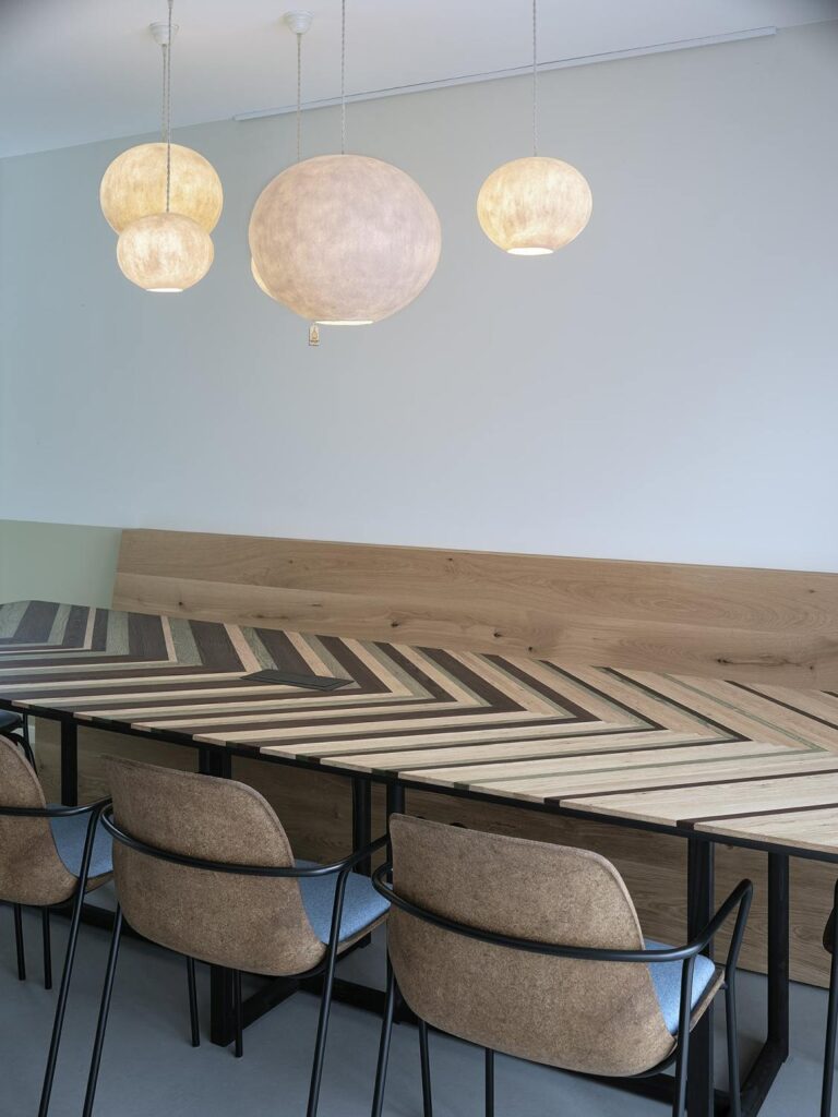 Biobased eettafel ontworpen door Handig in Hout, project Nieuwehorne, in een modern interieur
