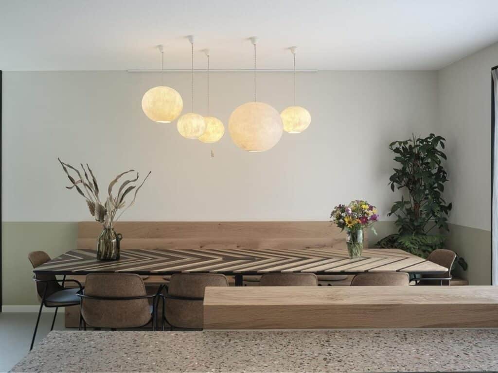 Biobased eettafel in Nieuwehorne met visgraat patroon