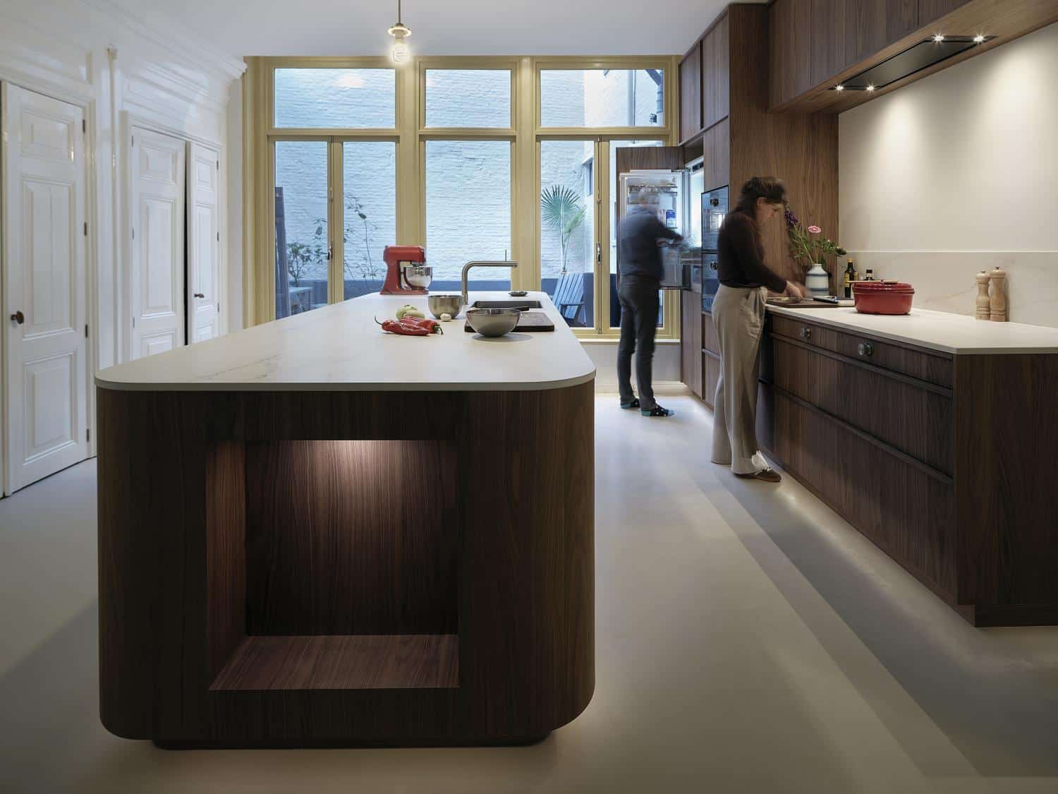 Maatwerk Japandi keuken met kookeiland en houten kastenwand