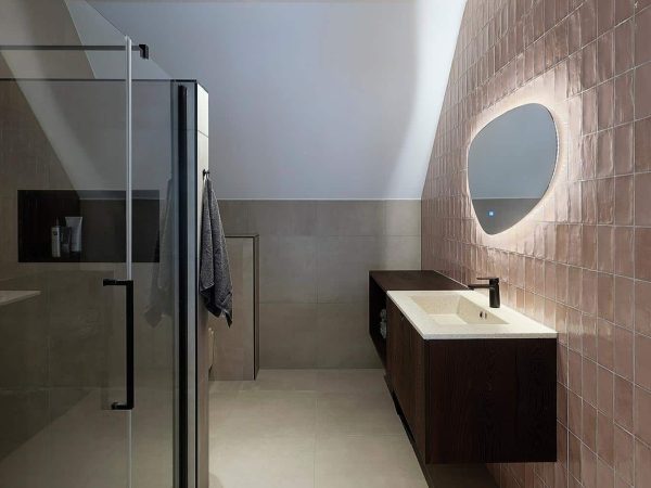 Moderne badkamer met biobased wastafel van Woodio in Nieuwehorne.