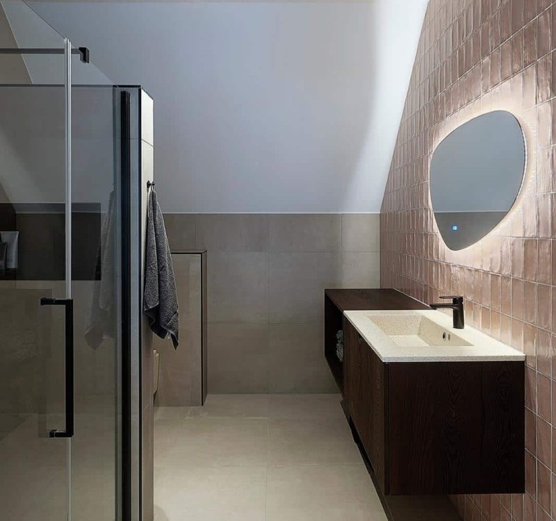 Moderne badkamer met biobased wastafel van Woodio in Nieuwehorne.