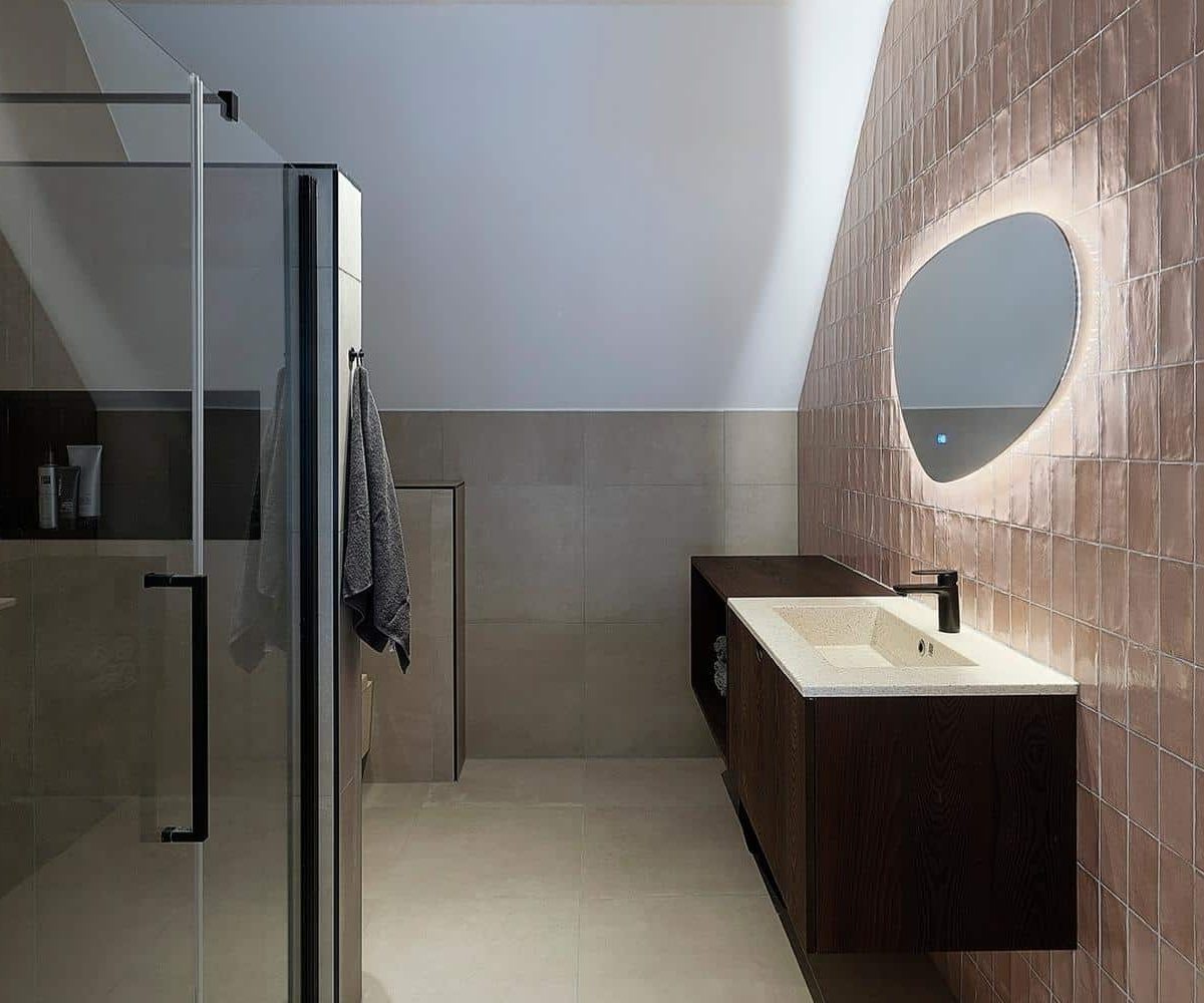 Moderne badkamer met biobased wastafel van Woodio in Nieuwehorne.