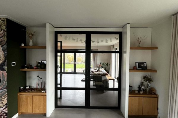 Eiken maatwerk meubel met schuifdeuren in een modern interieur in Oranjewoud