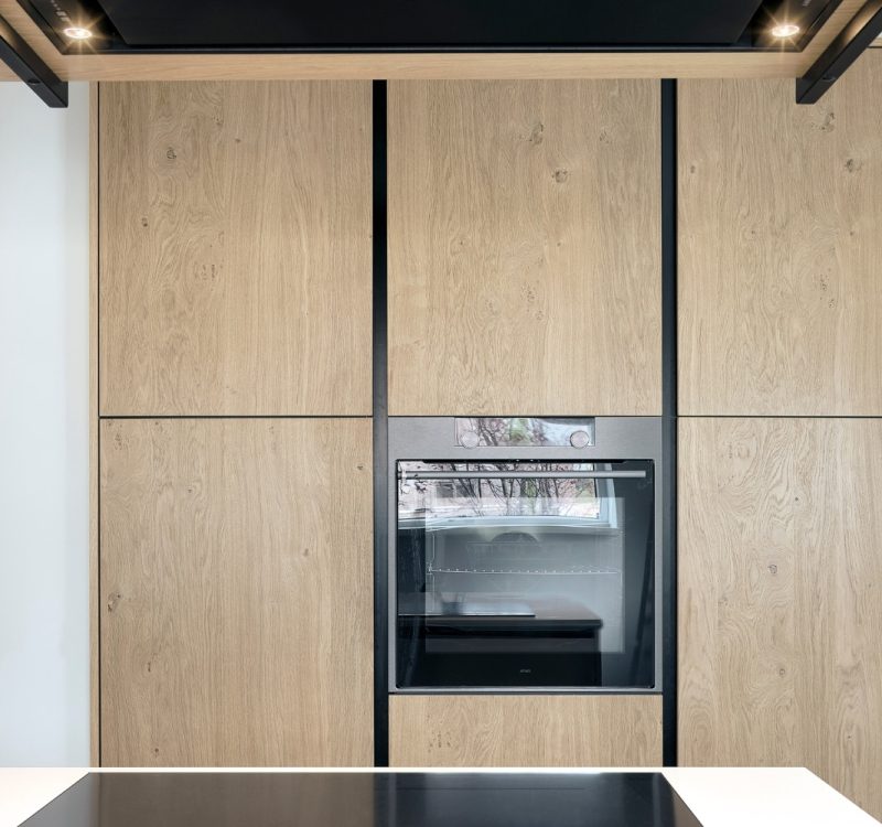 Inbouw Gaggenau oven in moderne houten keuken.