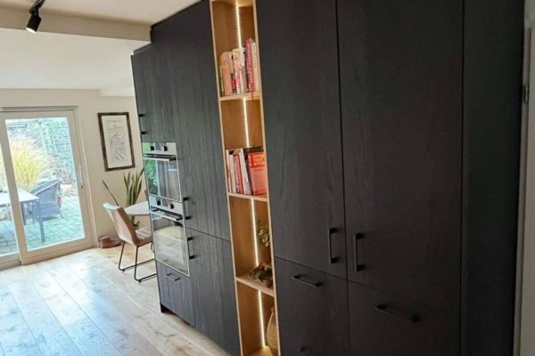 Zwarte maatwerk kast