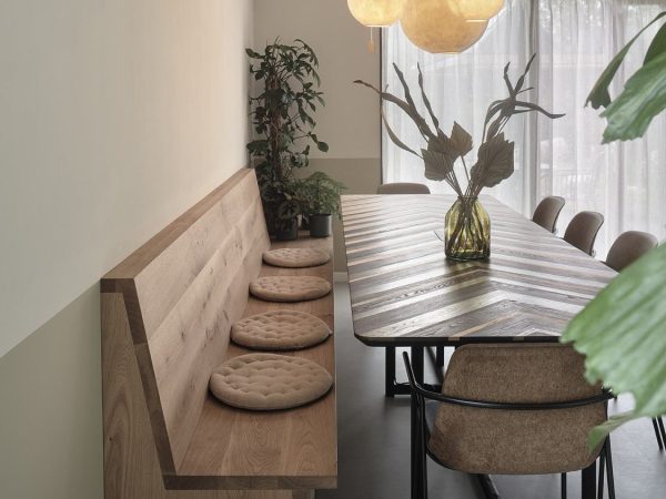 Interieurfoto met biobased eettafel van Handig in Hout, project Nieuwehorne