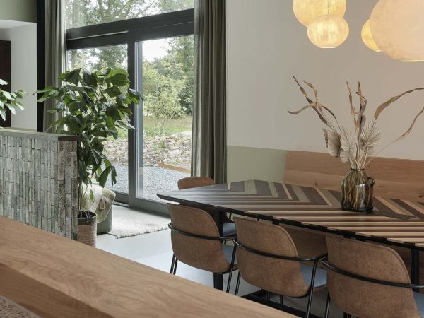 Duurzaam interieur met biobased eettafel in hout en natuurlijke afwerking