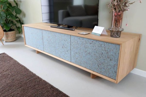 Duurzaam houten tv-meubel met biobased panelen en natuurlijke afwerking in een moderne woonkamer in Nieuwehorne.