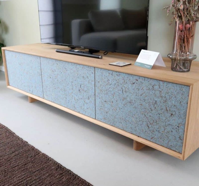 Duurzaam houten tv-meubel met biobased panelen en natuurlijke afwerking in een moderne woonkamer in Nieuwehorne.