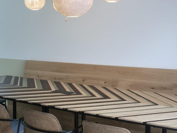 Biobased eettafel ontworpen door Handig in Hout, project Nieuwehorne, in een modern interieur