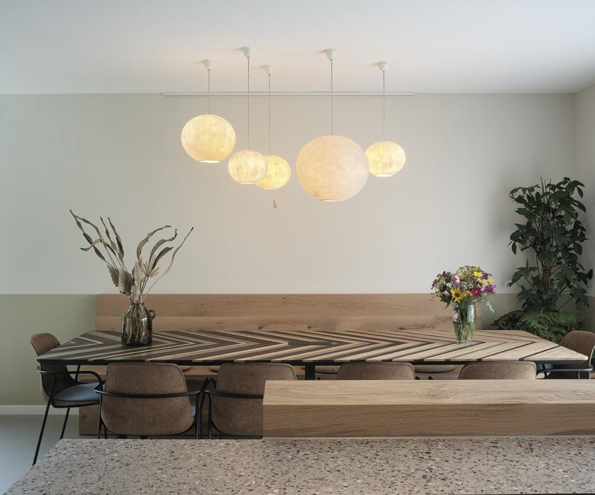 Handgemaakte biobased eettafel en houten zitbank in modern wooninterieur.