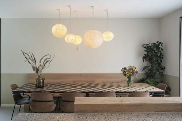 Biobased eettafel in Nieuwehorne met visgraat patroon