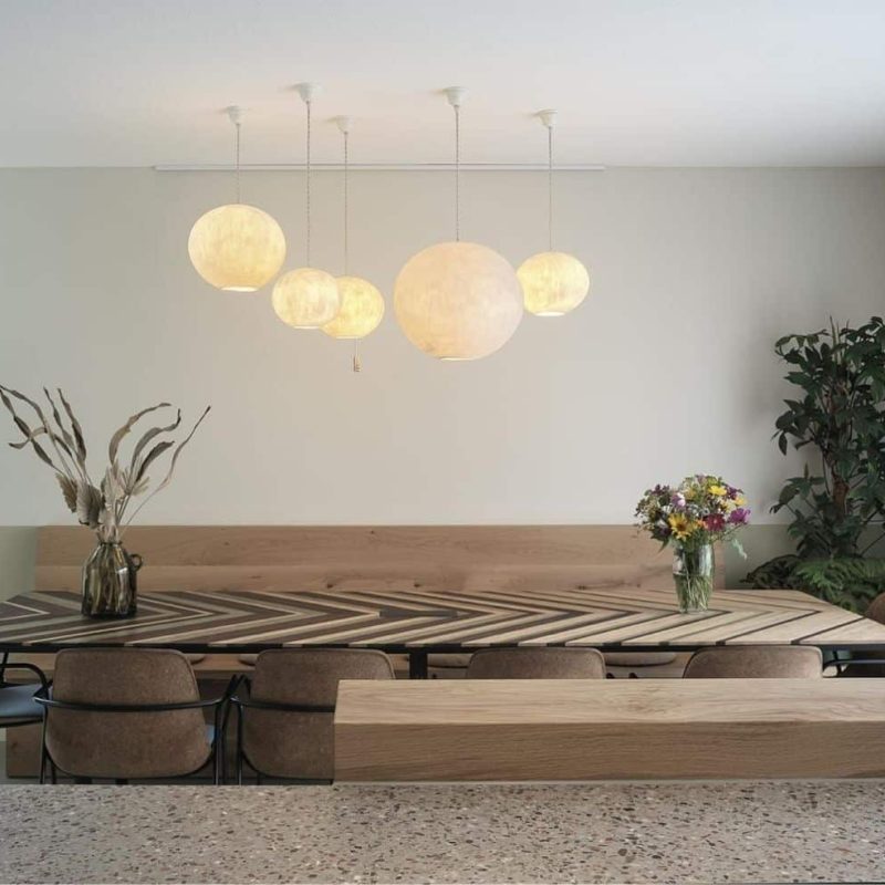 Biobased eettafel in Nieuwehorne met visgraat patroon