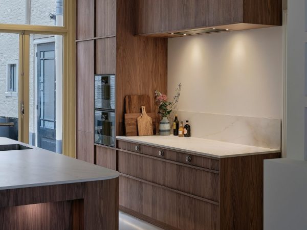 Maatwerk keuken met kastenwand en eiland in Amerikaans notenhout