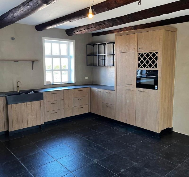 Landelijke keuken met Neolith werkblad, vitrinekast en wijnrek in houtfineer, op maat gemaakt door Handig in Hout in Driezum.