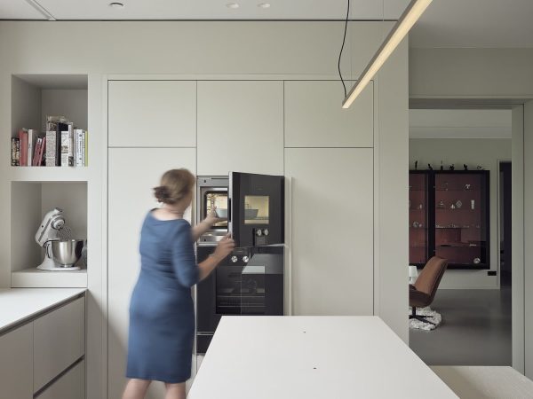 Op maat gemaakte keuken in Gemeente De Friese Meren met ingebouwde koffiemachine en naadloze kastenwand.
