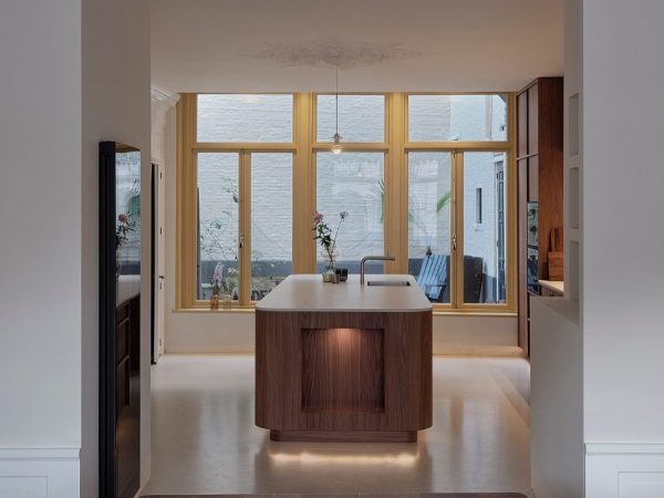 Keukendetail met verlichting in nis en kasten