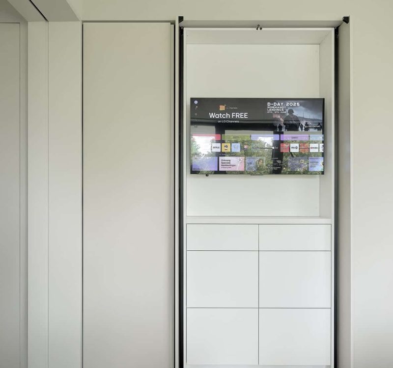Inbouwkast met weggewerkte televisie