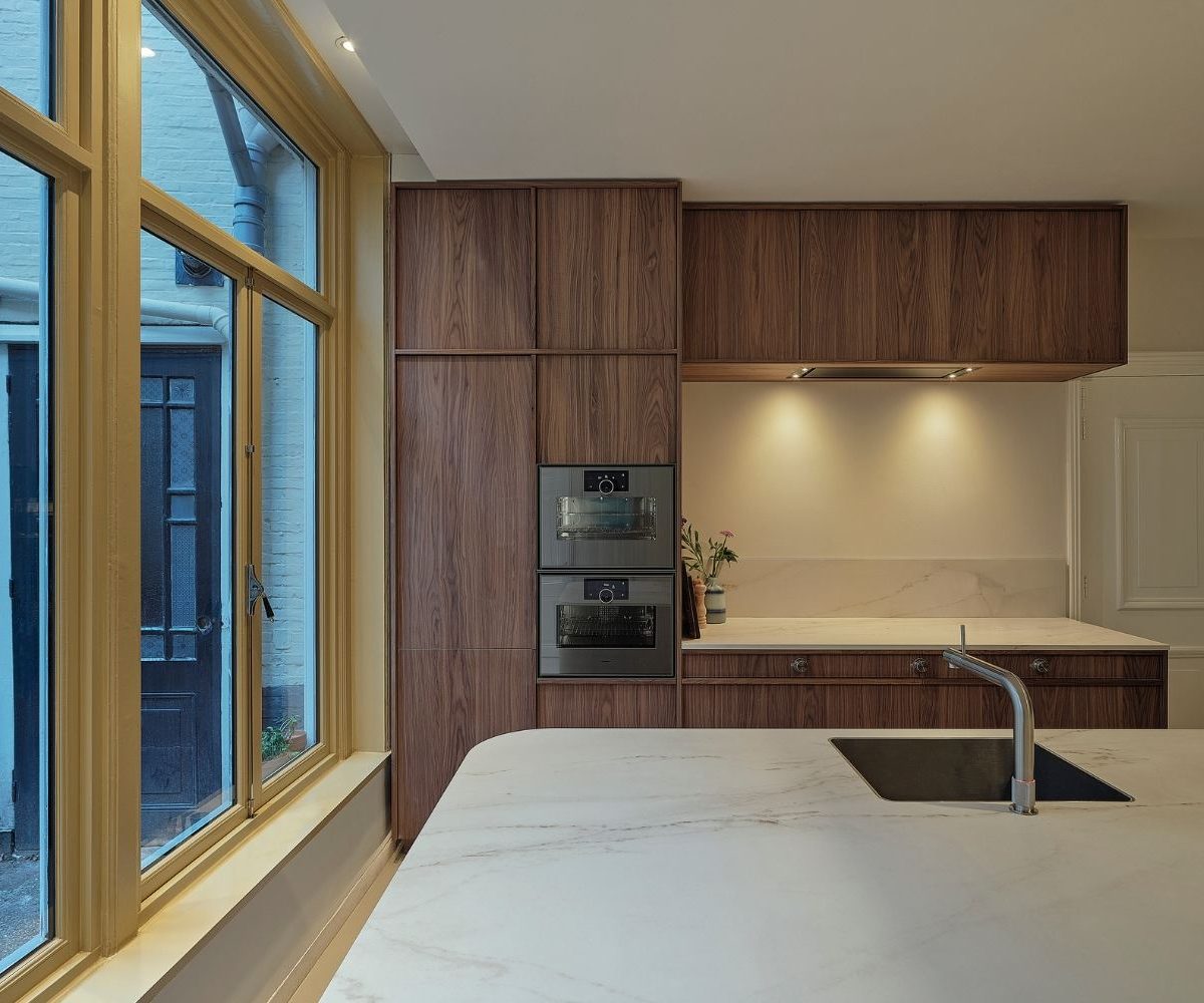 Maatwerk keuken met invisible cooking onder een Dekton werkblad