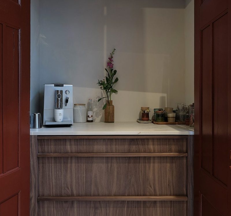 Maatwerk koffiehoek in een keuken van Amerikaans notenhout