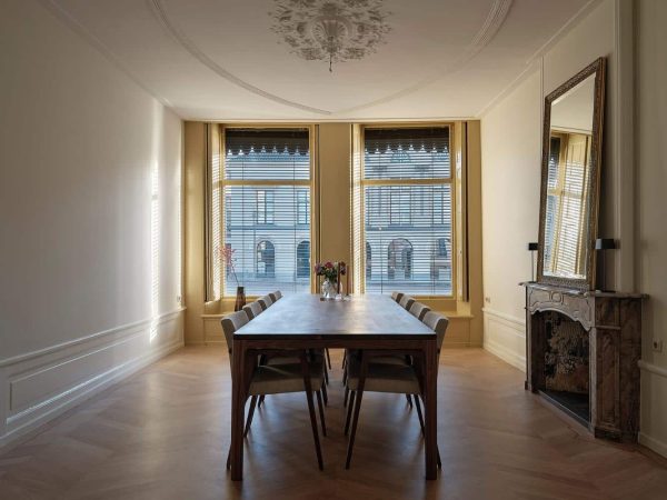 Notenhouten eettafel op maat in het interieur
