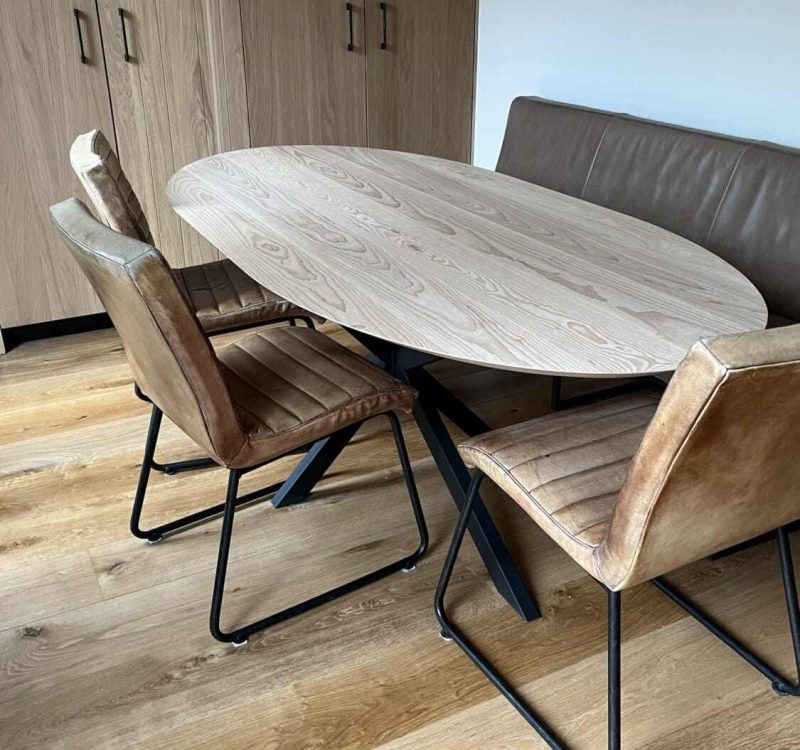 Ovale houten eettafel op maat als onderdeel van biobased keuken in Leeuwarden